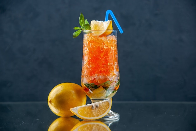 vue de face cocktail orange frais avec du citron et de la glace sur fond bleu clair boisson froide couleur jus de glace limonade