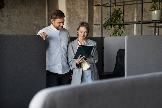 Vue de face collègues discutant au travail