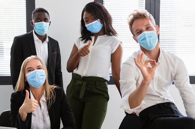 Vue de face de collègues travaillant pendant covid