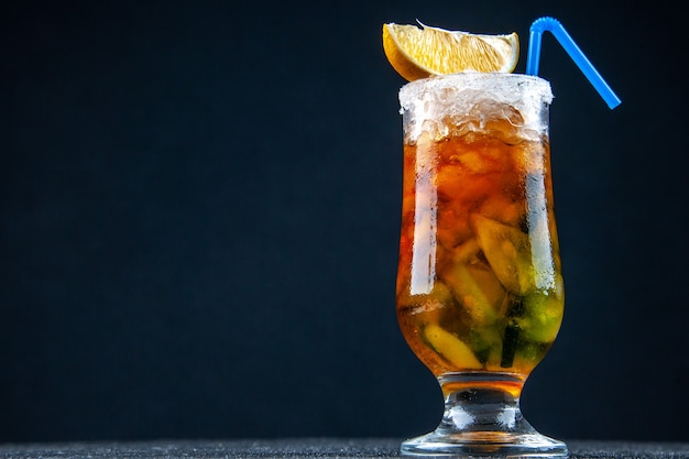 vue de face cool cocktail de fruits avec de la paille sur fond bleu foncé bar glace jus de couleur fête d'été boisson fraîche