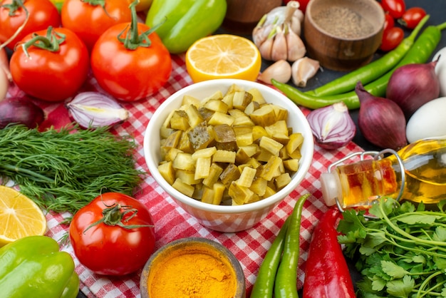 vue de face des cornichons frais tranchés avec des verts et des légumes sur fond sombre repas déjeuner collation couleur salade nourriture santé régime