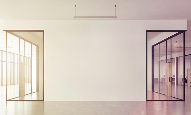 Vue de face d'un couloir de bureau avec des murs en verre et blancs, un sol en béton et des fenêtres panoramiques avec un paysage urbain vu à travers eux. rendu 3d, maquette, image tonique