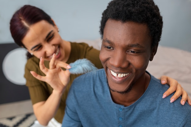 Vue de face couple chatouillant à la maison