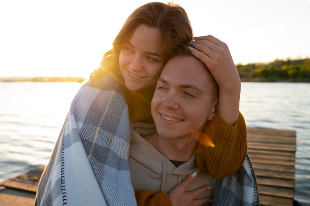 Vue de face couple dans une attitude affectueuse