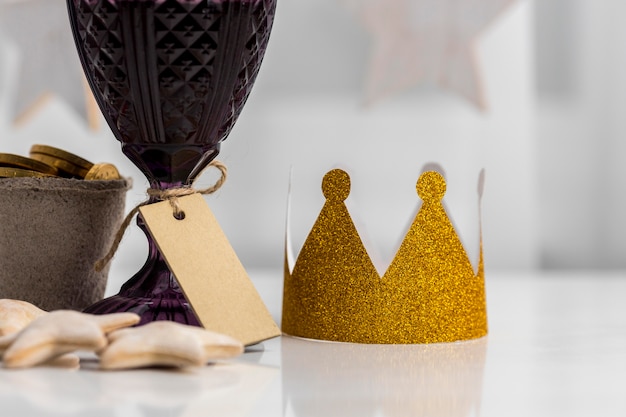 Vue de face de la couronne avec étiquette et cookies pour le jour de l'épiphanie