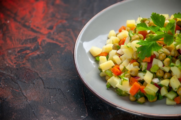 vue de face délicieuse salade de haricots à l'intérieur de la plaque sur une surface sombre nourriture saine repas pain dîner couleur collation régime