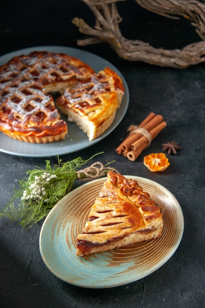 Photo vue de face délicieuse tarte aux fruits avec de la gelée sur le fond sombre pâte à biscuits tarte à gâteau sucrée au four dessert sucre