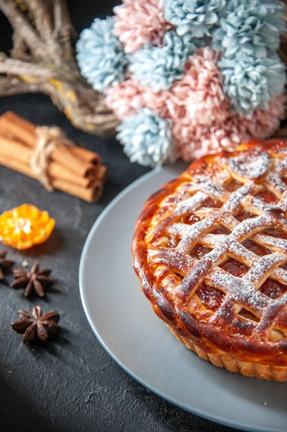 vue de face délicieuse tarte aux fruits avec de la gelée sur le fond sombre tarte aux biscuits dessert au four cuire au four pâte sucrée gâteau au sucre