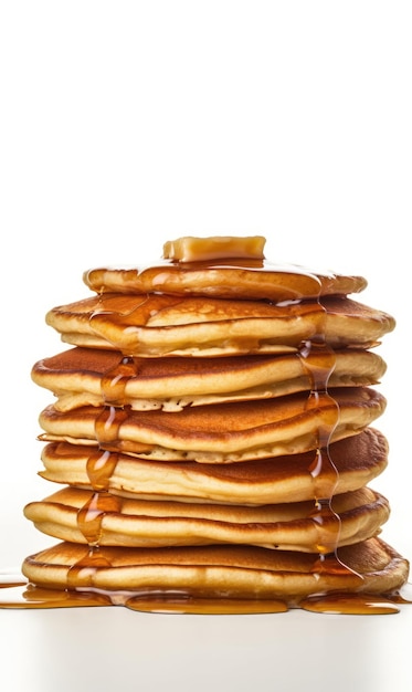 Vue de face délicieux petit déjeuner aux crêpes avec des fruits frais sur fond blanc isolé