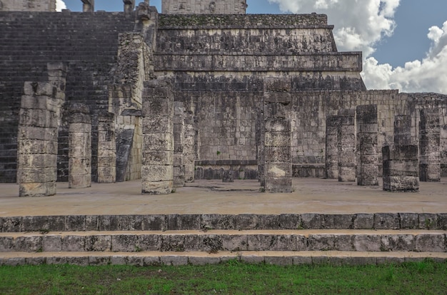 Vue de face d'un détail du temple des guerriers dans le complexe archéologique de Chichen Itza au Mexique