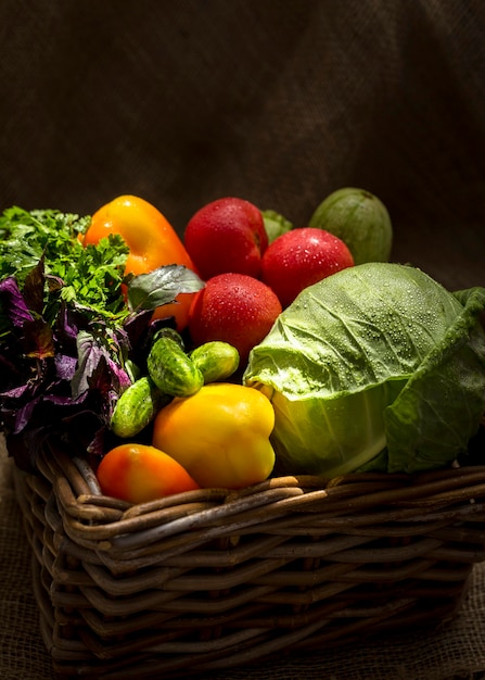 Vue de face de la disposition de délicieux légumes frais