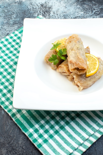 Photo vue de face dolma de chou avec des assaisonnements sur fond sombre couleur repas dîner cuisine calorie plat viande cuisson des aliments