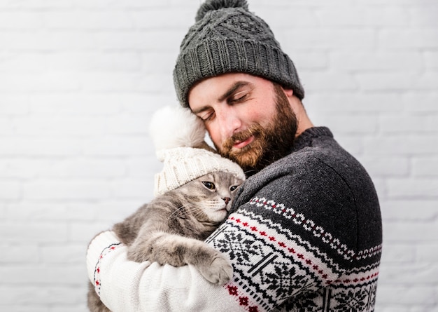 Photo vue de face doux moment avec mâle et chat