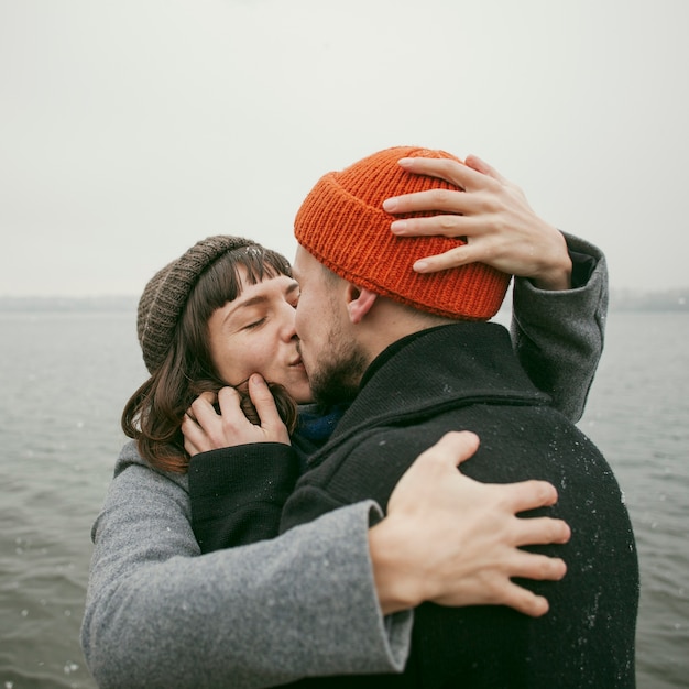 Photo vue de face du beau couple heureux