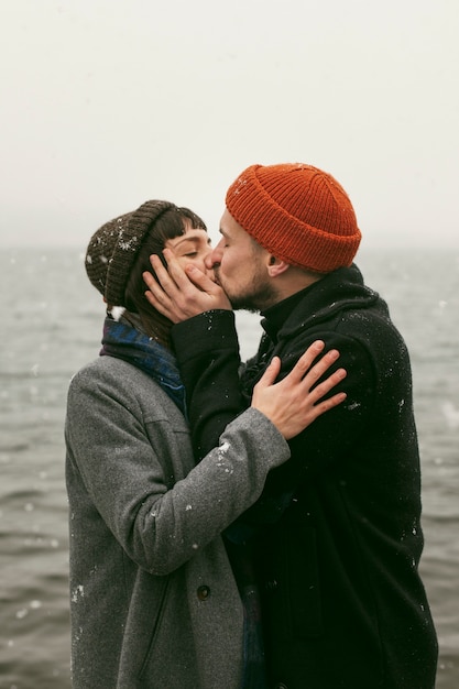 Photo vue de face du beau couple heureux