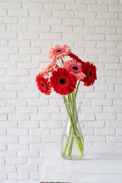 Vue de face du bouquet de fleurs dans un vase