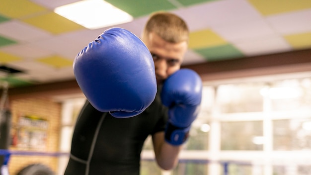 Photo vue de face du boxeur masculin pratiquant