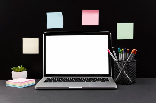 Vue de face du concept sombre de bureau