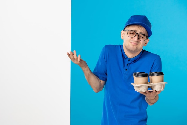 Vue de face du courrier masculin avec du café sur le bleu