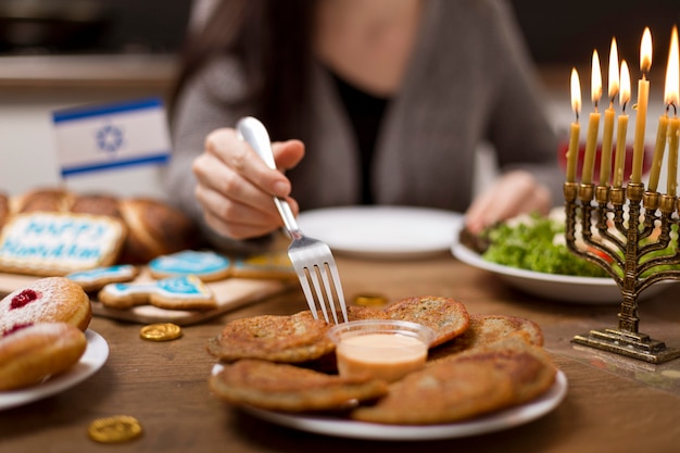 Vue de face du délicieux repas de Hanoukka