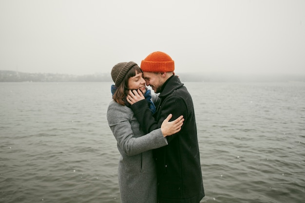 Vue de face du joli couple à l'extérieur