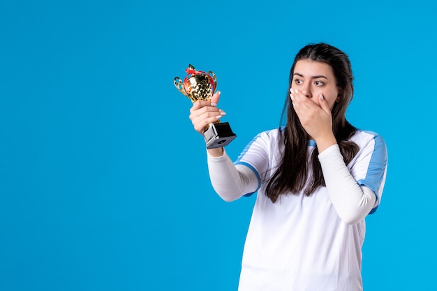 Vue de face du joueur féminin avec trophée