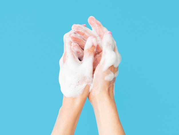 Vue De Face Du Lavage Des Mains Avec De La Mousse De Savon