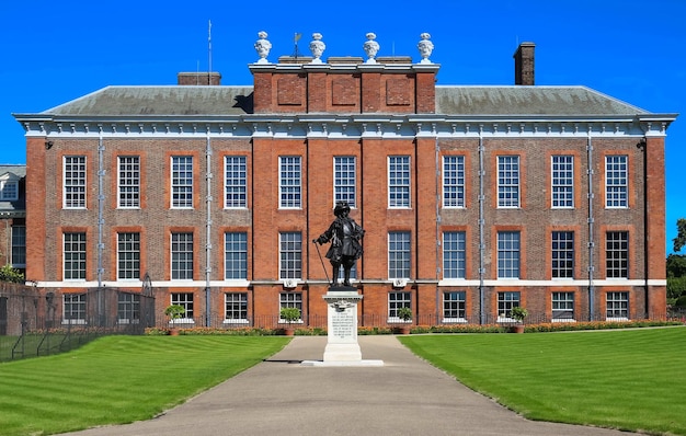 La vue de face du palais de Kensington et de Kensington Park Londres