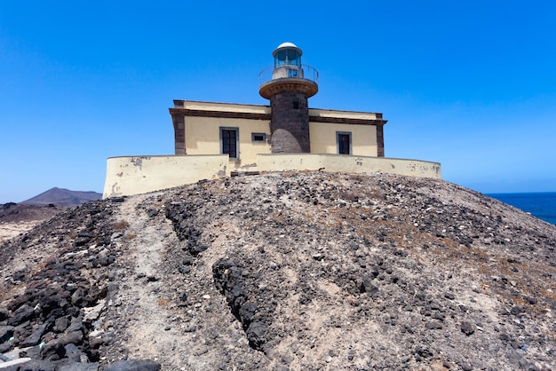 vue de face du phare de l'îlot de lobos