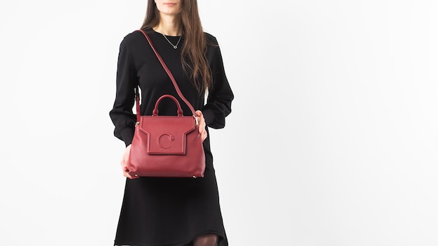 Vue de face du sac en cuir rouge pour femme. Le sac à main tendance pour le bureau, les voyages d'affaires ou les occasions décontractées isolé sur fond blanc.