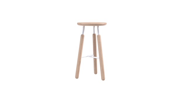 Photo vue de face du tabouret en bois clair isolé sur fond blanc