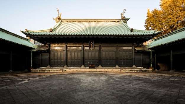 Vue de face du temple en bois japonais traditionnel