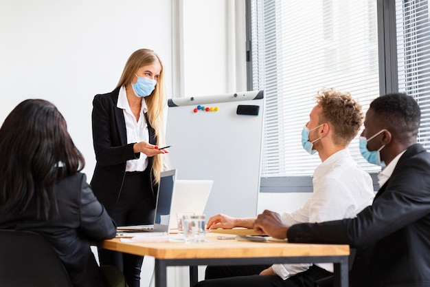 Photo vue de face du travail pendant le concept de covid