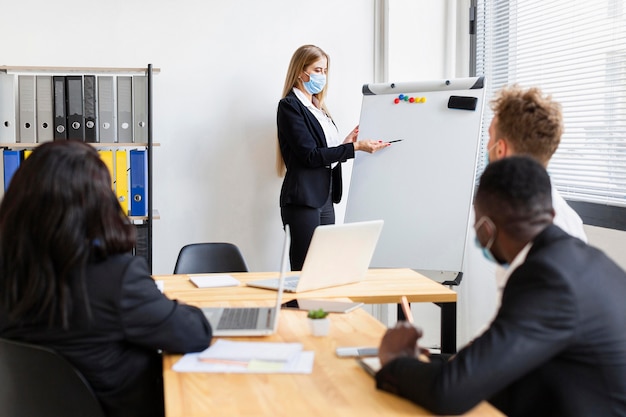 Photo vue de face du travail pendant le concept de covid