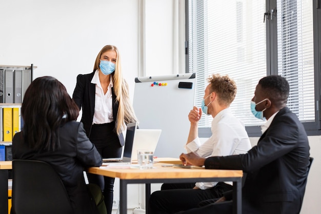 Photo vue de face du travail pendant le concept de covid