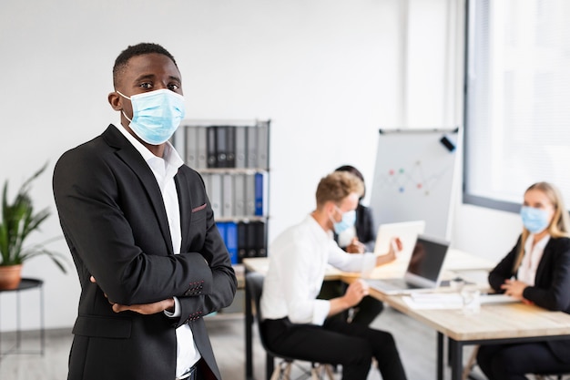 Vue De Face Du Travail Pendant Le Concept De Covid