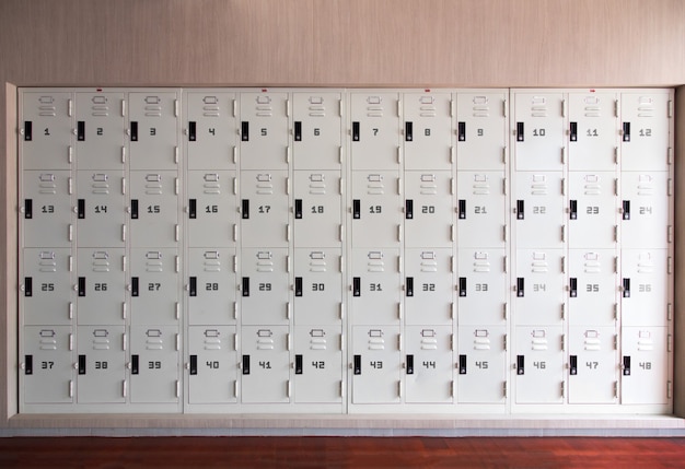 Vue de face du vestiaire à l'école pour le fond intérieur