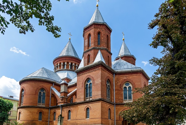 La vue de face de l'église catholique arménienne des Saints Apôtres Pierre et Paul à Tchernivtsi