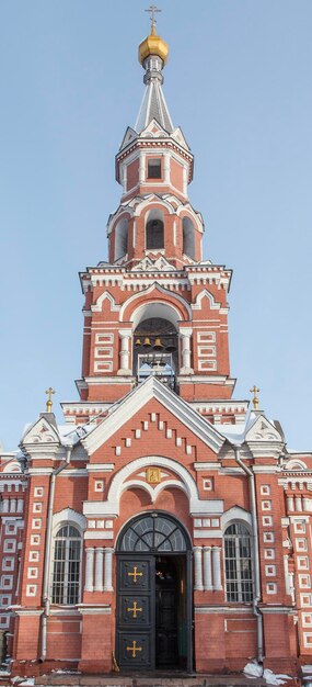 Vue de face de l'église en hiver