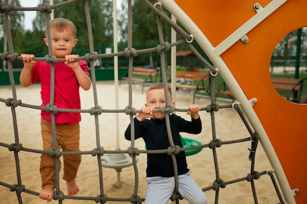 Photo vue de face des enfants jouant dans le parc