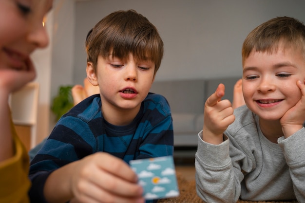 Photo vue de face des enfants jouant à un jeu de mémoire