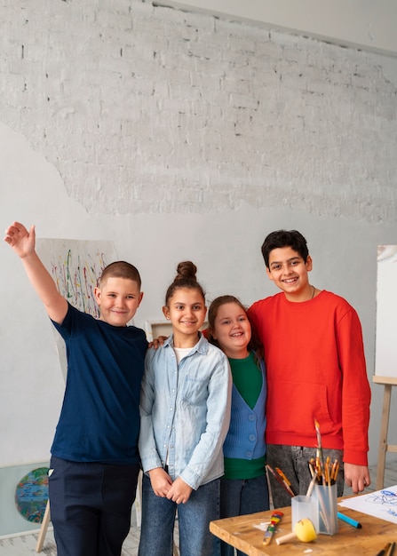 Photo vue de face des enfants posant à l'école