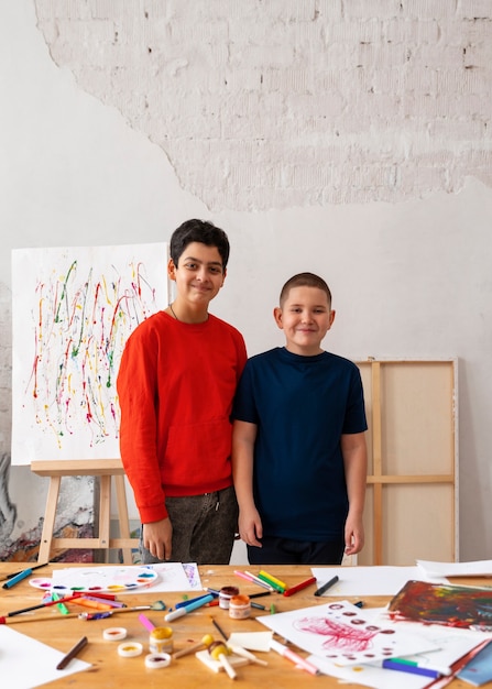 Vue de face des enfants posant à l'école