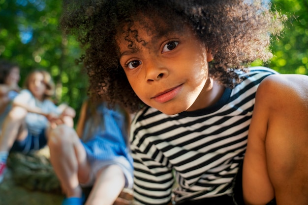 Vue de face des enfants qui passent du temps à l'extérieur