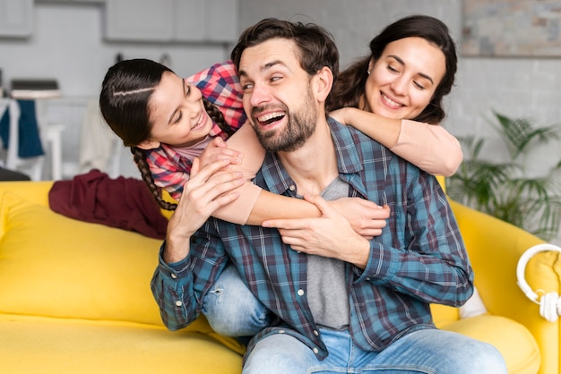 Photo vue de face de famille smiley heureux