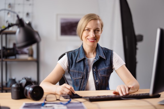 Vue de face d'une femme agréable dans