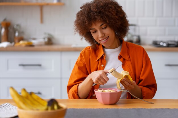 Photo vue de face femme avec des aliments sains