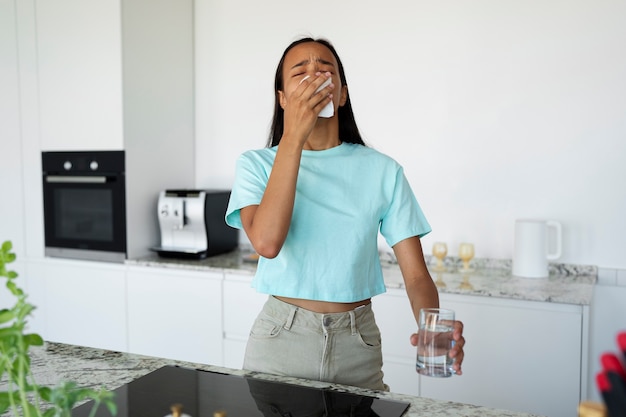 Photo vue de face femme allergique à l'intérieur