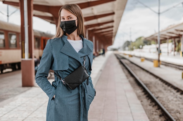 Photo vue de face femme attendant le train