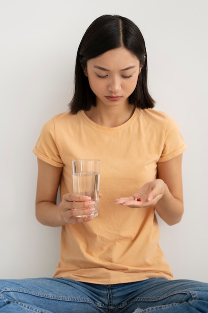 Vue de face femme aux prises avec le syndrome de l'imposteur